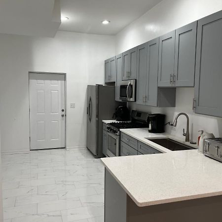 Adorable 2 Bedroom Apartment With Free Street Parking Chicago Bagian luar foto