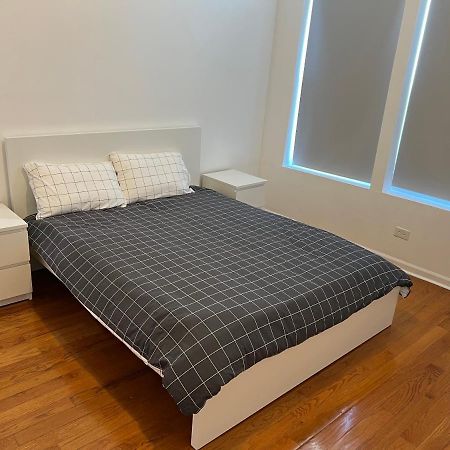 Adorable 2 Bedroom Apartment With Free Street Parking Chicago Bagian luar foto