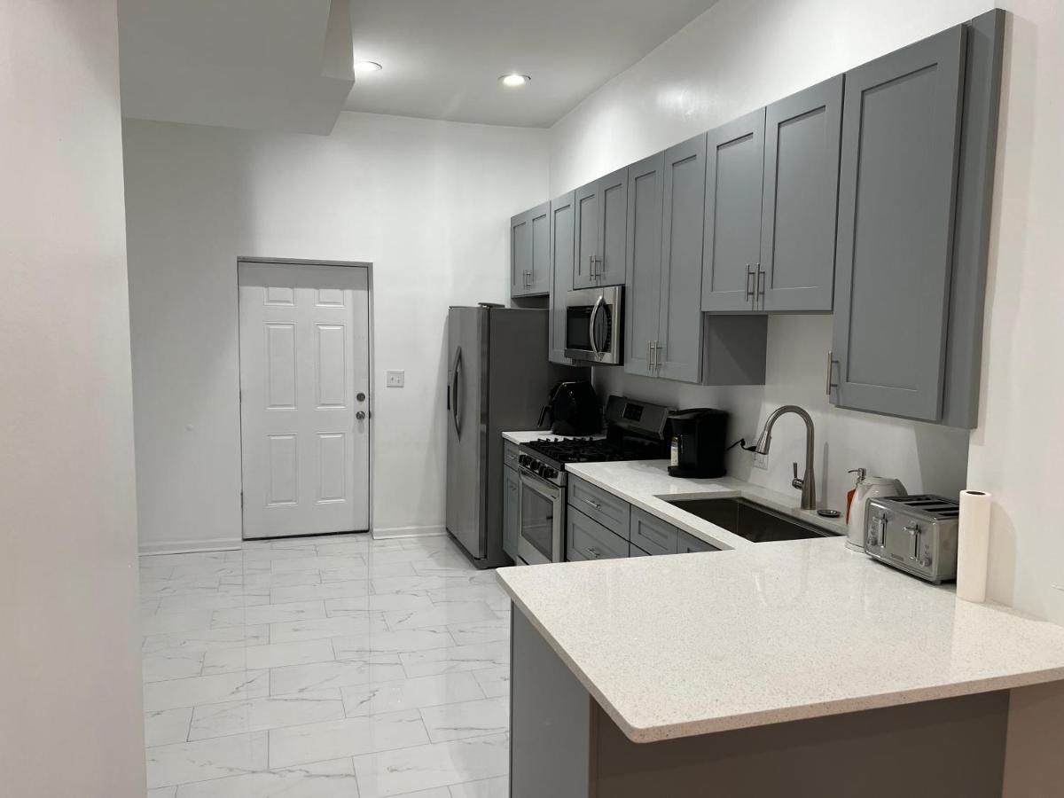 Adorable 2 Bedroom Apartment With Free Street Parking Chicago Bagian luar foto